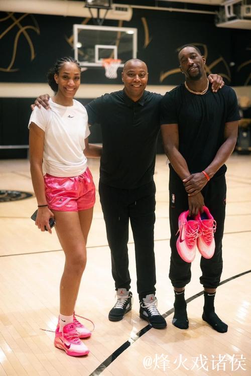 阿德巴约与女友的故事：硬实力碾压，逼得女篮传奇娇嗔认输